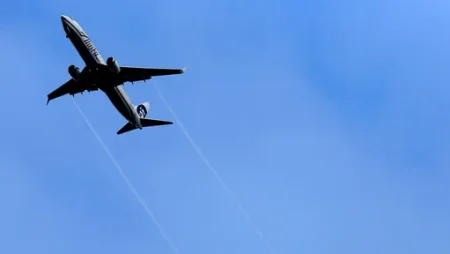 Boeing 737 совершил аварийную посадку в аэропорту Токио