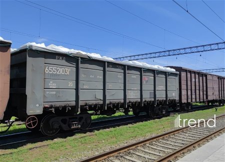 Транзитом через Азербайджан в Армению отправлены карбамид и мука