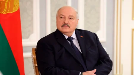 Лукашенко предложил Макрону встретиться с ним и Путиным