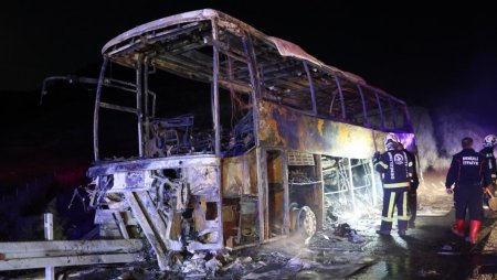 В Турции в результате возгорания пассажирского автобуса погибли 8 человек, 33 человека получили ранения