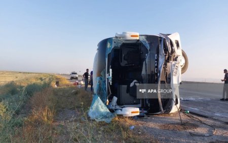 На дороге Баку – Газах перевернулся пассажирский автобус