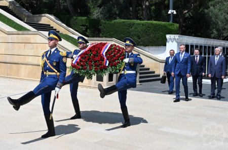 Президент Словакии посетил на Аллее почетного захоронения могилу Общенационального лидера Гейдара Алиева