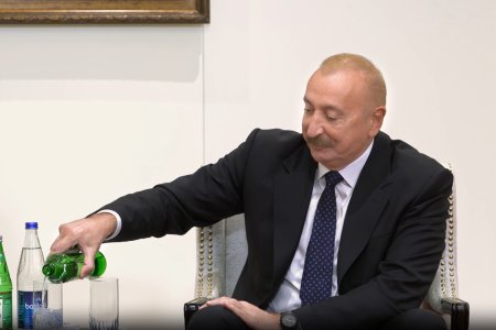 Алиев угостил Пезешкиана водой из Кяльбаджара