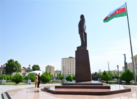 Президент Ильхам Алиев посетил памятник Общенациональному лидеру, установленный в центре города Нахчыван