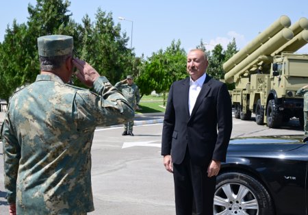 Президент Ильхам Алиев принял участие в церемонии вручения боевых знамен новосозданным воинским частям коммандо в Отдельной общевойсковой армии