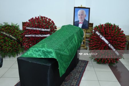 Президент Ильхам Алиев и Мехрибан Алиева направили венок на церемонию прощания с народным артистом Тофигом Бакихановым