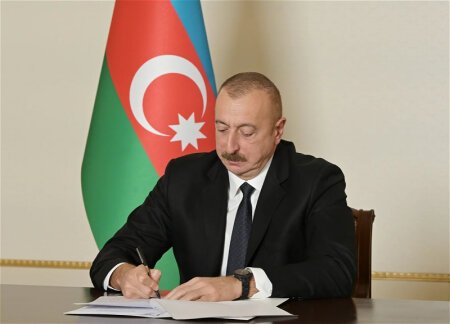 Президент Азербайджана наградил работников нефтяной промышленности